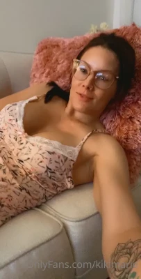 mikkimarie - Mmm mi spoglio tutta e poi mi masturbo 😏 masturbati insieme a me
