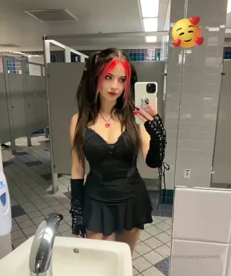 juliaburch - Talk to my boobs 🫣