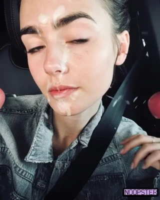 lily_collins - 愚人節快樂～怎麼沒有人跟我告白🥲
