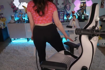 pokimane - Les gustan más mis pechos o mis nalgas? 😈🤤 Quiero ver sus part 1