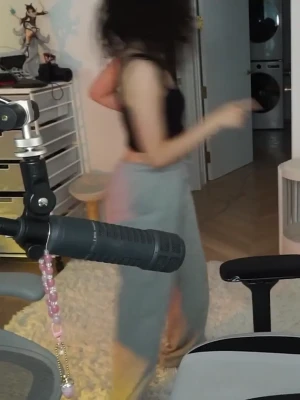 pokimane - Would you slide your popsicle into my peach 😉🍑