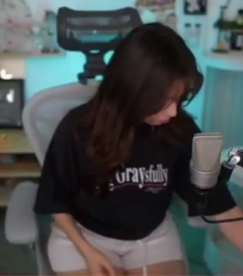 pokimane - 攝影師是不是對大家很好👍