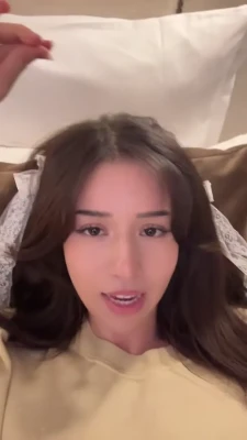 pokimane - cute toes