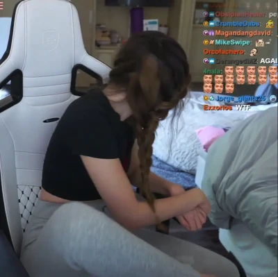 pokimane - Just a little Friday morning flash 😇