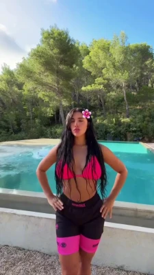 juliabayonetta - whatcha looking at? ☺️