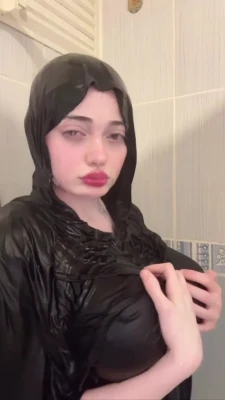 ldrzelall - Larissa calling a friend to warm up in the cold.  Larissa Chamando Um