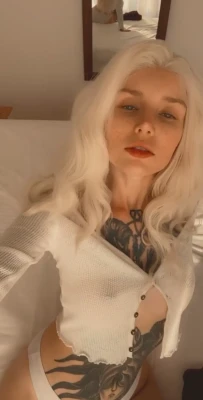 alenagerman - 🧧Happy Chinese new year🧧 想看粉红色的东西吗🍑 Want
