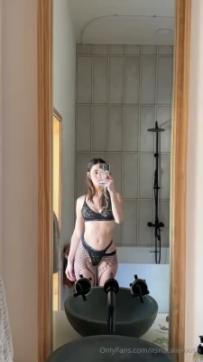 natalieroush - Are you more of a butt person or a boobs person