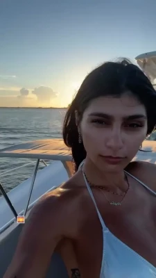 miakhalifa - Tomorrow is my 29th birthday   who willing to spoil me  Let be get