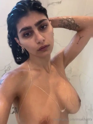 miakhalifa - Pre shower pics!