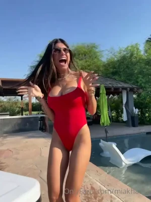 miakhalifa - Do you dare to send both of your keys to me