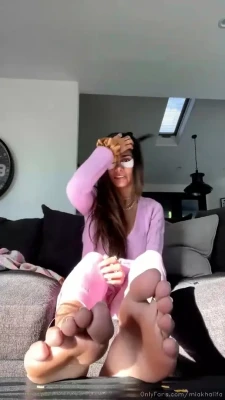 miakhalifa - Playing in my bed   - Pink
