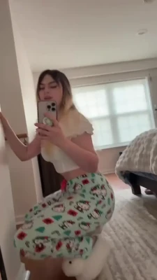 linneas_feet - I’ve been waiting all day for you to give me attention 👄