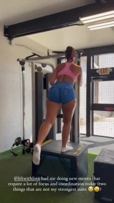 yesjulz - Sweater tease just for you 😘 Hope you're having a great Thursday!