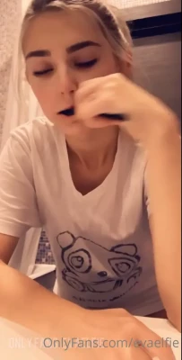 evaelfie - Legs spread, making myself cum with a vibe :)