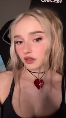 honeyl0uu - Do ya'll like videos or pictures for the wall feed better? I post