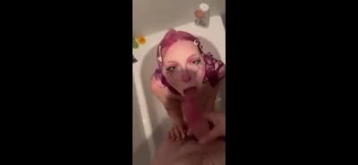 ditzg0re - Masturbating to a clip a fan shot for me. I will pick one fan video a
