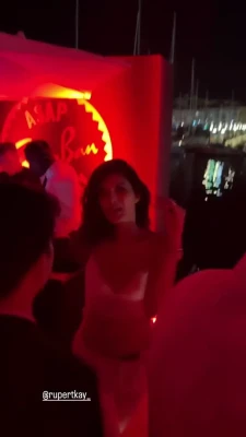 yael1c - Hold them up and suck them