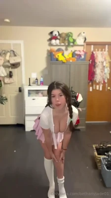 bethanylouwhoo - Slide into my DM's I have a surprise for you!😈