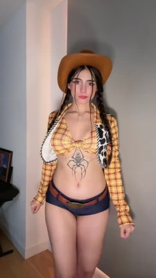 iaras2 - Shaking my ass and showing my wet cunt