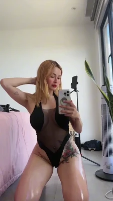 leexlinaa - Should i start showing my face??😮‍💨