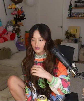 valkyrae - Check your inbox boys everyone who has their auto renewal option on