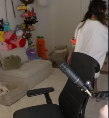 valkyrae - Please, dont thrust too hard...
