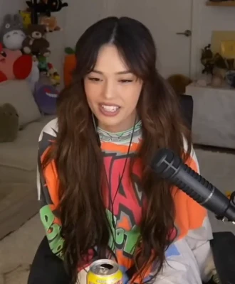 valkyrae - I need some attention babe!