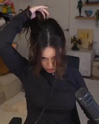 valkyrae - Потрешь мне спинку мочалкой ?😈