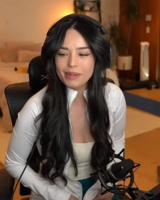 valkyrae - Your anime mommy with big tits 😜💦 keep swiping to see more xx