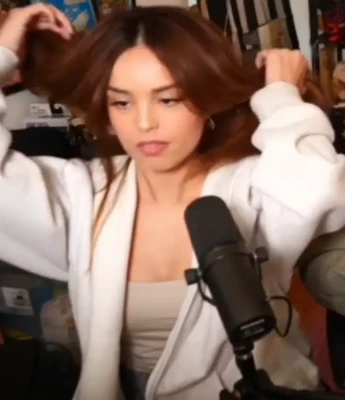 valkyrae - Open ur mounth… yea.. crap