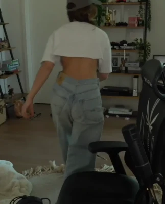 valkyrae - Home from work going to eat dinner and watch Netflix in my room with