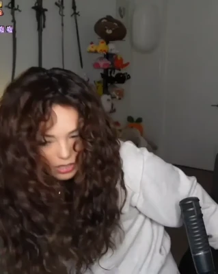 valkyrae - Exposure during desk work!