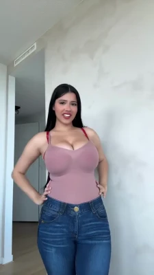 tabithalookofsky - Strawberry 🍓 or chocolate 🍫 ice cream ?🍦who has the biggest?