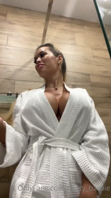 krissyspaulding - do you like my shorts? 😋