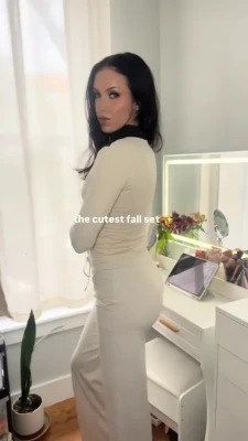 bellabaeeeherself - All this stretching gets me horny🙈 my fave pose to stretch is the