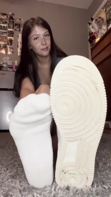 kikaboo2 - I want to squat on your face while you head is between my feet!