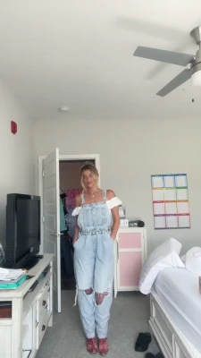 hadelinemope - Stretching my ass a little for Hump Day. 😊( idk what I be saying