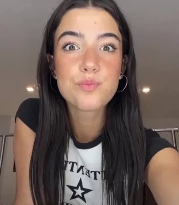 charlidamelio - 💚 caption this 💚