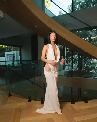 charlidamelio - You like what you see? Come into my arms and cuddle!
