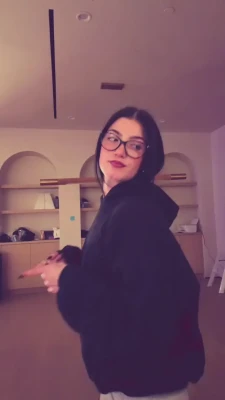 charlidamelio - Who wants to cum on my face