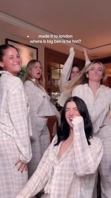 charlidamelio - Un po' di cameltoe stasera per cena 🤭 Lasciate like se volete