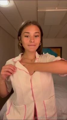 sophieraiin - When I walk  everything jiggles part 1
