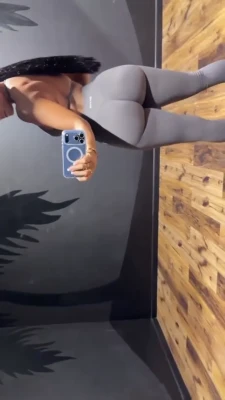 katyaelisehenry - Wanna come swimming with me 🧡🧡🧡