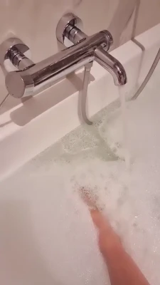 ari_maj - Oily lilac toes