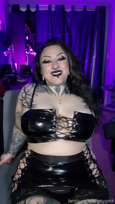 xohmygoth - Lets thos big bimbo tits free