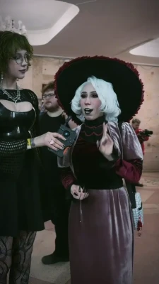 frau_haku