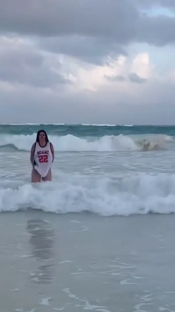 wanda_nara - Just sent out a video in this top alot of bouncing boob and nipple