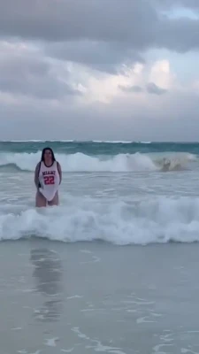 wanda_nara - Just sent out a video in this top alot of bouncing boob and nipple