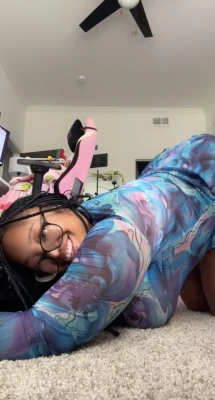 princessbabyved - Playing with my dildo / Je joue avec mon gode...